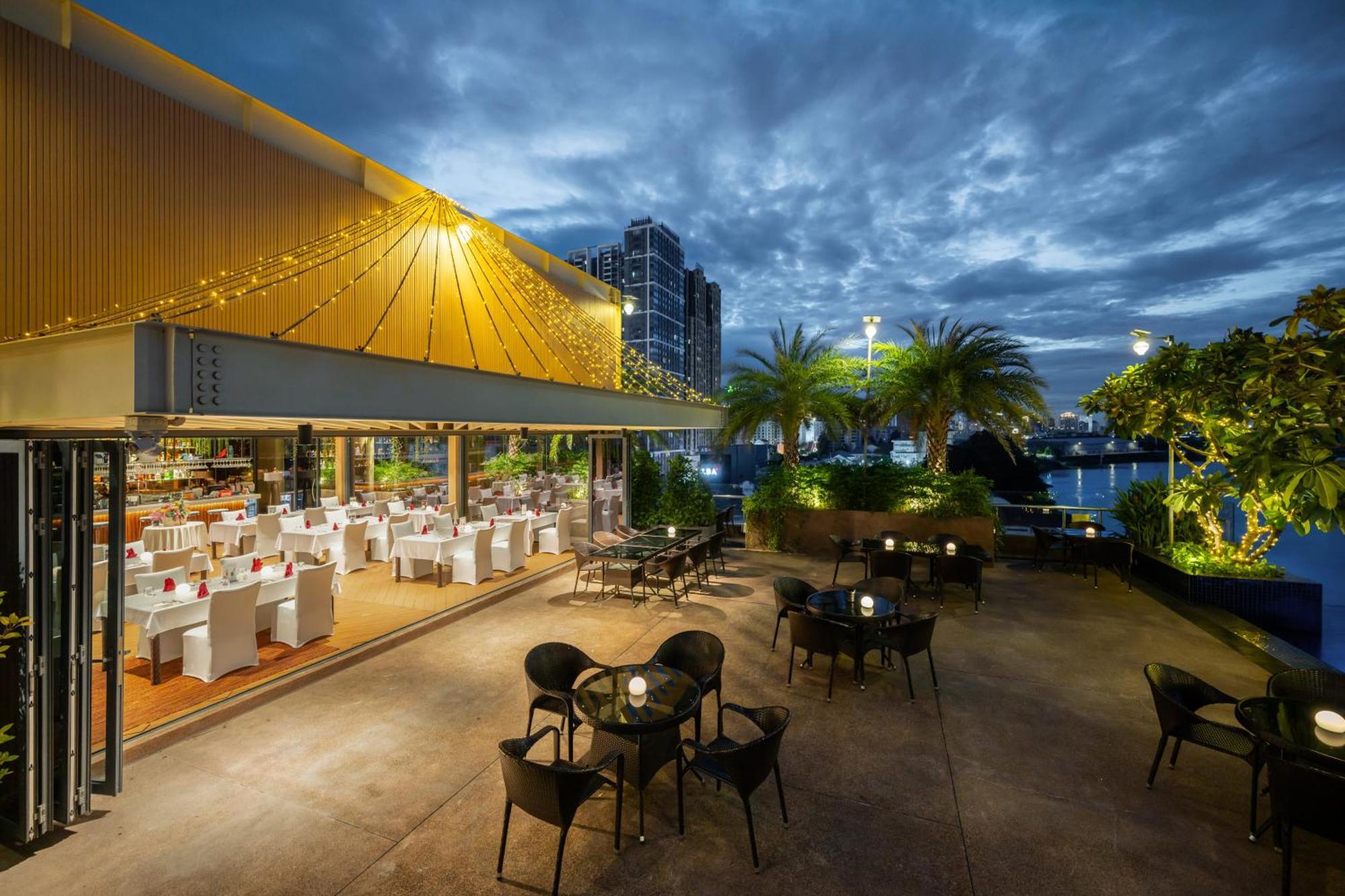 Sun & Moon, Riverside Khách sạn 5*
