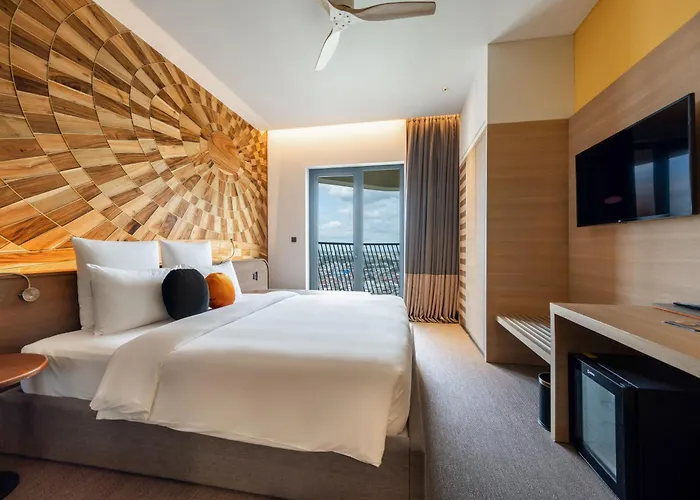 Sun & Moon, Riverside Hotel