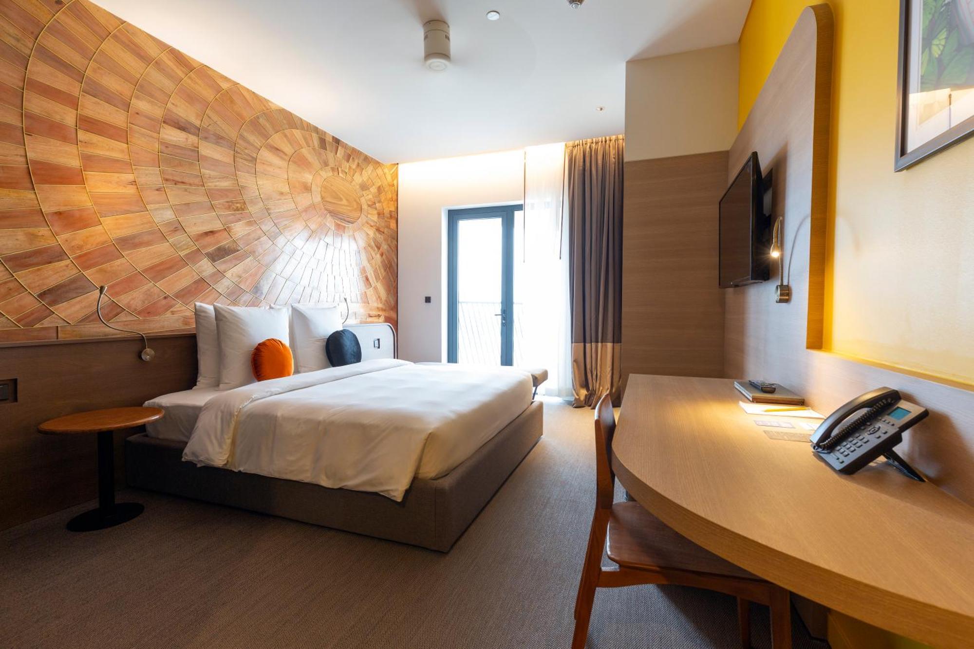 Sun & Moon, Riverside Hotel Phnom Penh