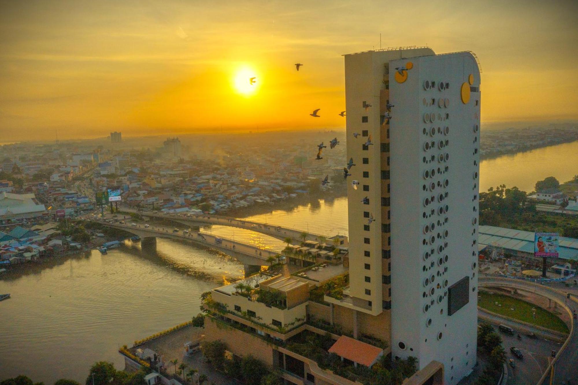 Sun & Moon, Riverside
