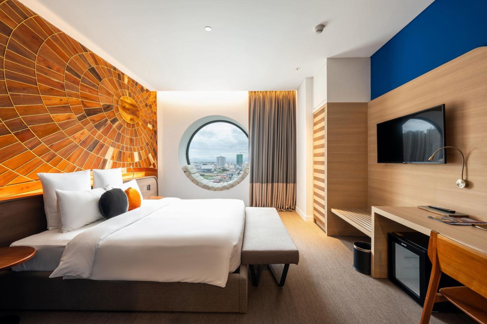 Sun & Moon, Riverside Hotel Phnom Penh